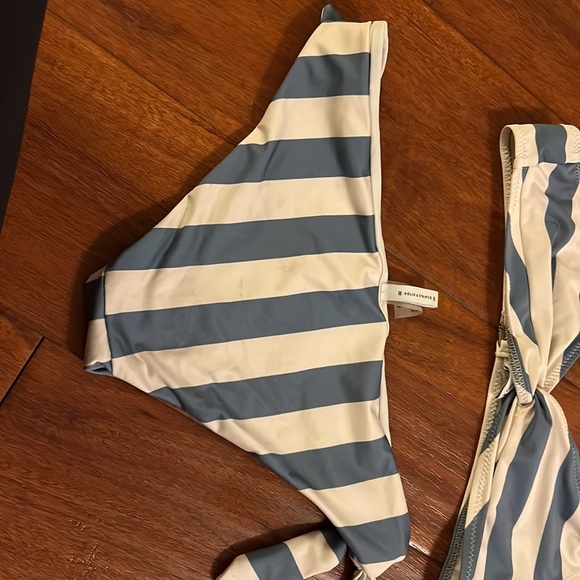 This versatile bottom (Small) and top (Medium) is perfect for every destination. - Picture 4 of 6